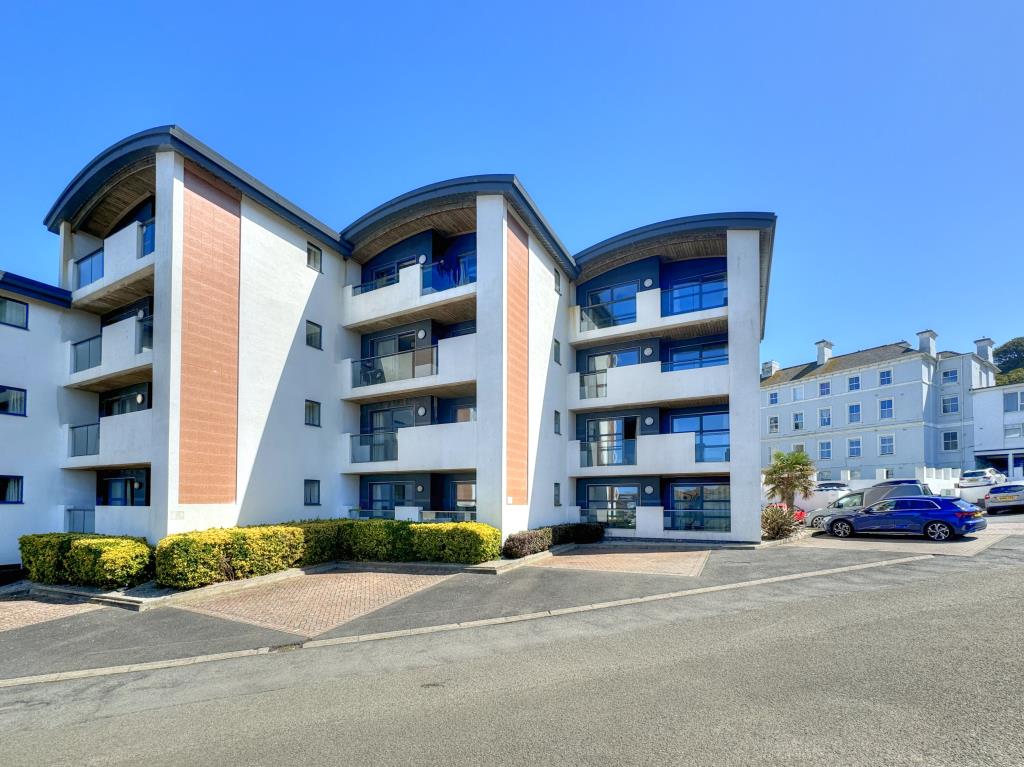 Lot: 120 - TOP FLOOR HOLIDAY APARTMENT FOR INVESTMENT - General View of the Building